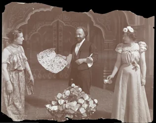 Professor De Kolta op het podium met twee vrouwen, 1902